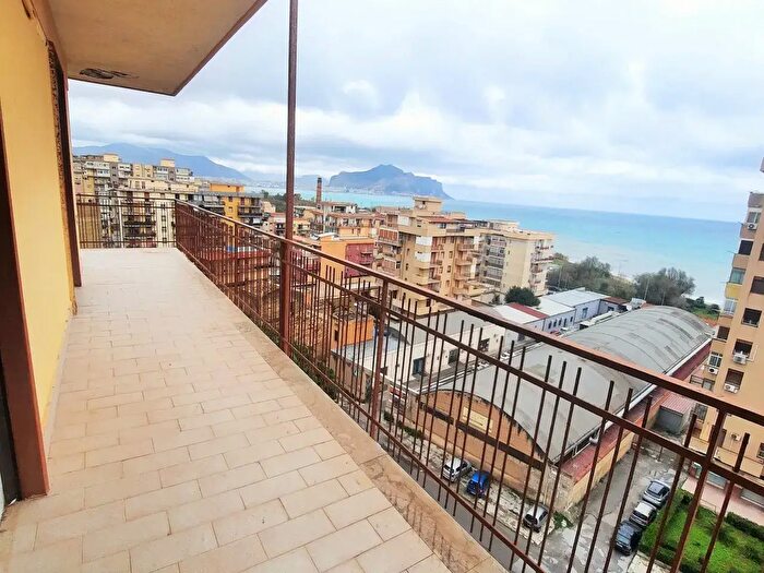 Appartamento trilocale in vendita in Via Sperone, Palermo