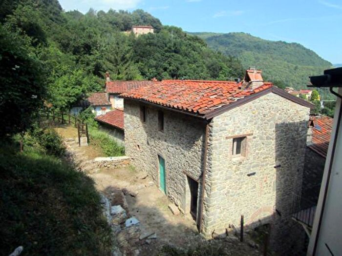 Casa con 6 locali in vendita in Pescaglia