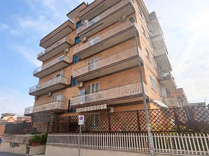 Appartamento trilocale in vendita in Via Monteriggioni, Roma