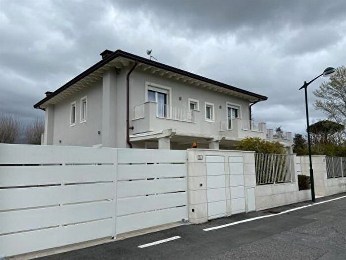 Casa con 6 locali in vendita in Forte Dei Marmi