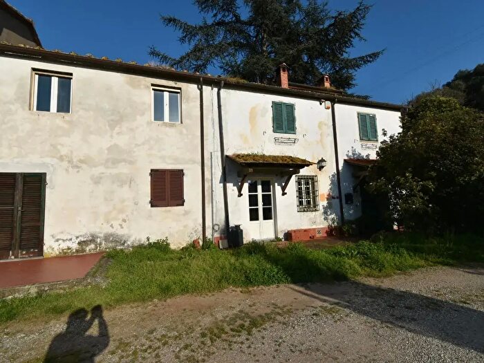 Casa con 7 locali in vendita in Massarosa