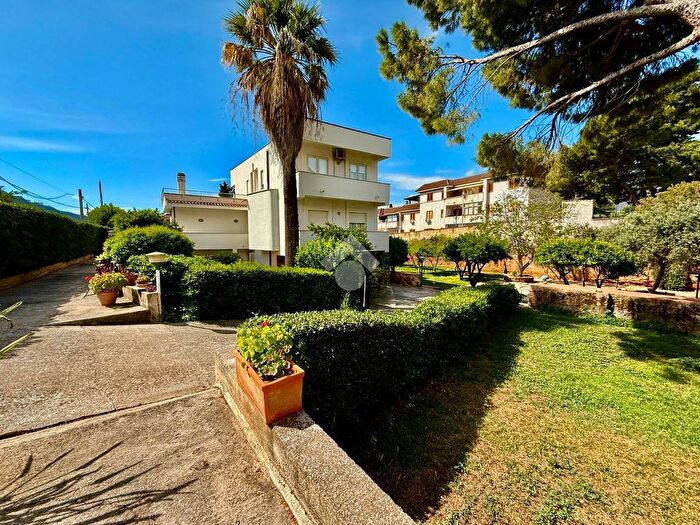 Casa con 13 locali in vendita in Via Agamennone, Palermo