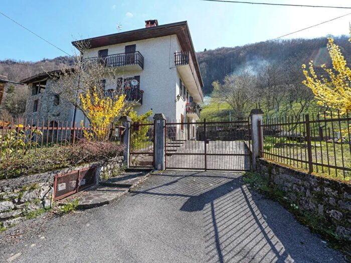 Appartamento trilocale in vendita in Via Madasco, Bracca