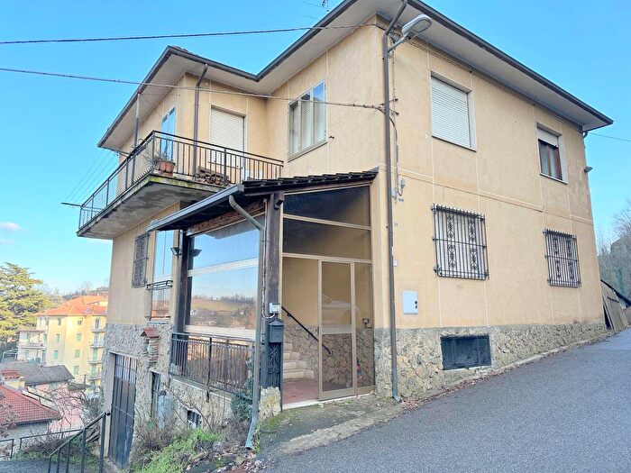 Casa con 8 locali in vendita in Castelletto DOrba
