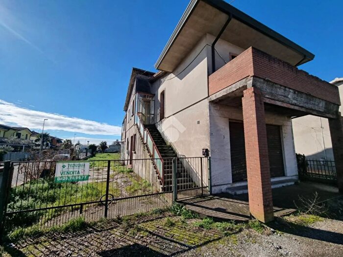 Casa quadrilocale in vendita in Via Roma, Solesino