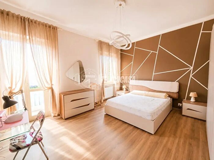 Appartamento trilocale in vendita in Via Verolengo, Torino