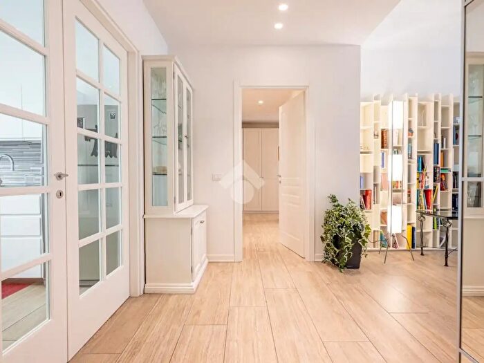 Appartamento trilocale in vendita in Via Locatelli, Verona
