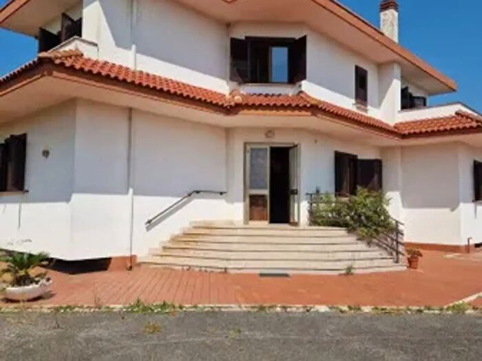 Casa con 6 locali in vendita in Via Isonzo, Latina