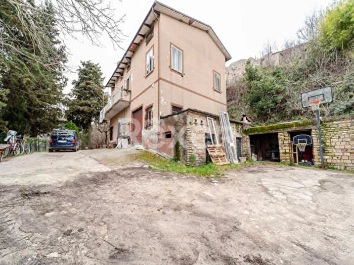 Casa con 6 locali in vendita in Contrada Le Grazie, Montelparo