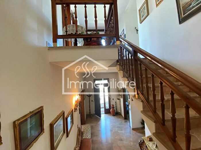 Casa con 8 locali in vendita in Empoli