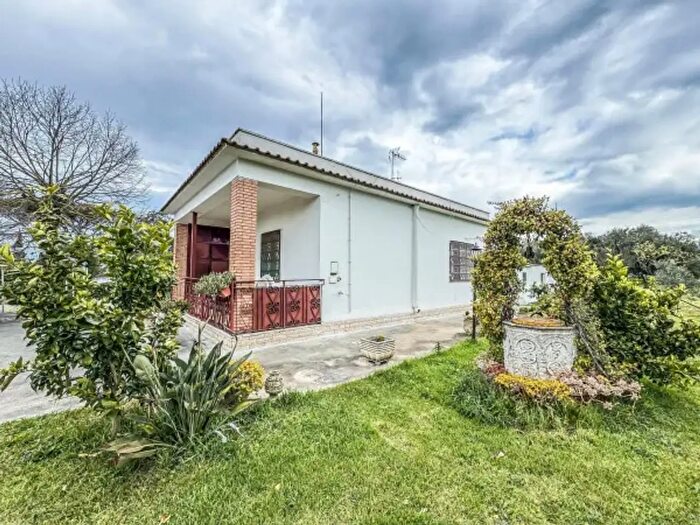 Casa trilocale in vendita in Via Adda, Aprilia