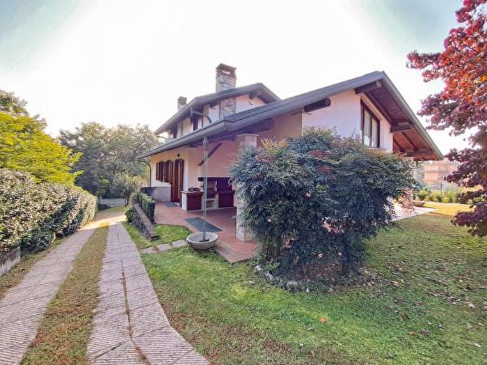 Casa con 6 locali in vendita in Via Padre Zocchi, Cardano Al Campo