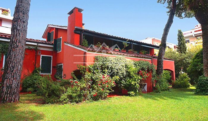 Casa con 16 locali in affitto in Carrara