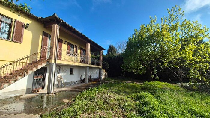 Casa con 5 locali in vendita in Via Filippo Turati Cava Manara, Cava Manara