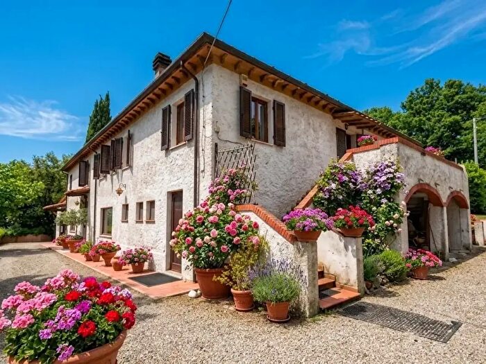 Casa con 11 locali in vendita in Crespina Lorenzana