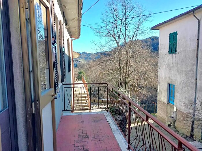 Casa con 6 locali in vendita in Zeri