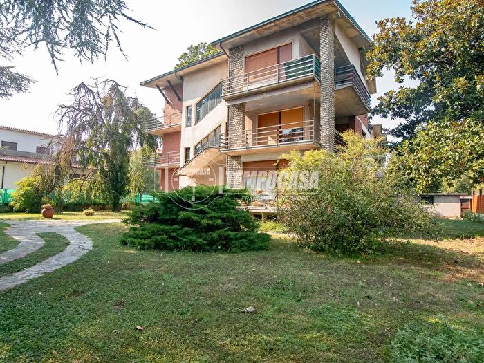 Appartamento quadrilocale in vendita in Via per Grezzago, Vaprio D'Adda