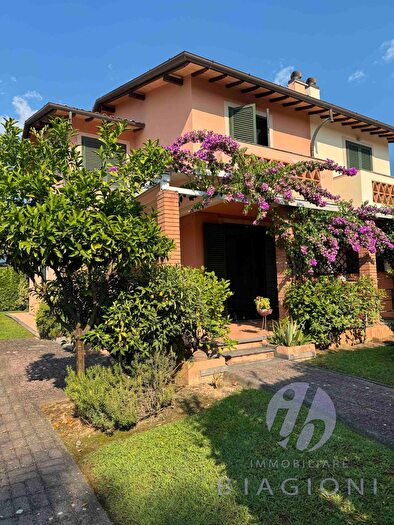 Casa con 6 locali in vendita in Pietrasanta