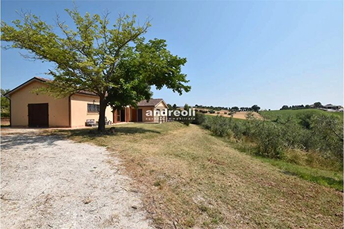 Casa con 8 locali in vendita in Monte San Vito