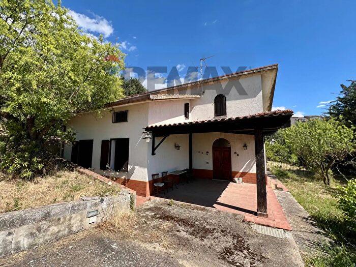 Casa con 10 locali in vendita in Contrada Petrosa Snc, Alimena