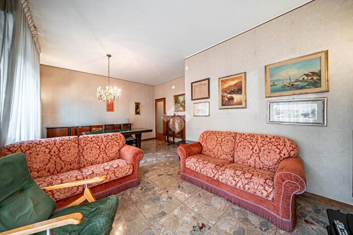 Appartamento quadrilocale in vendita in Viale Solferino, Parma