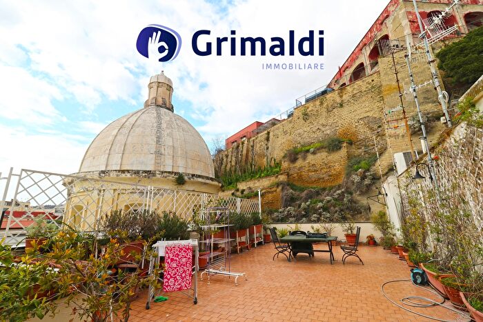 Appartamento con 9 locali in vendita in Via Chiatamone, Napoli