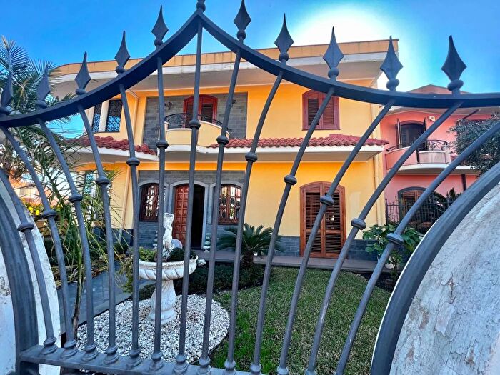 Casa con 9 locali in vendita in Mascali