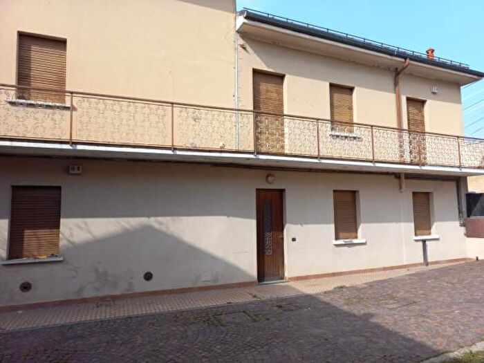 Casa con 6 locali in vendita in Piazza San Marco, Albizzate