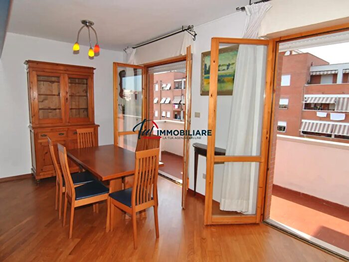 Appartamento con 6 locali in vendita in Via Jean Monnet, Livorno