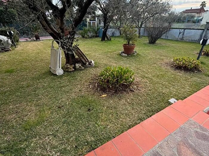 Casa con 5 locali in vendita in Luni