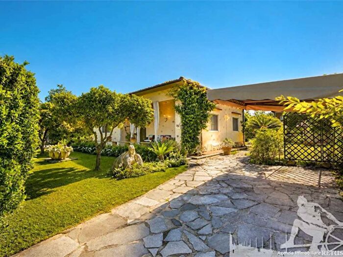 Casa con 5 locali in affitto in Vittoria Apuana, Forte dei Marmi