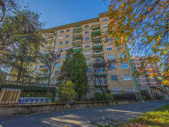 Appartamento quadrilocale in vendita in Via Alfonso Capecelatro, Milano