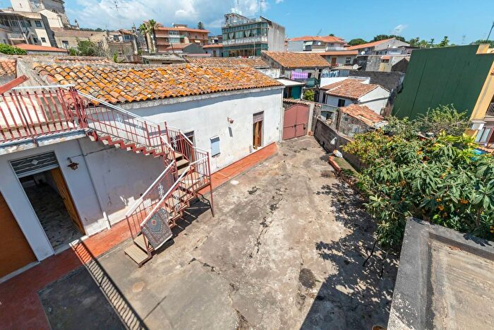 Casa con 5 locali in vendita in Via Tropea, Aci Catena