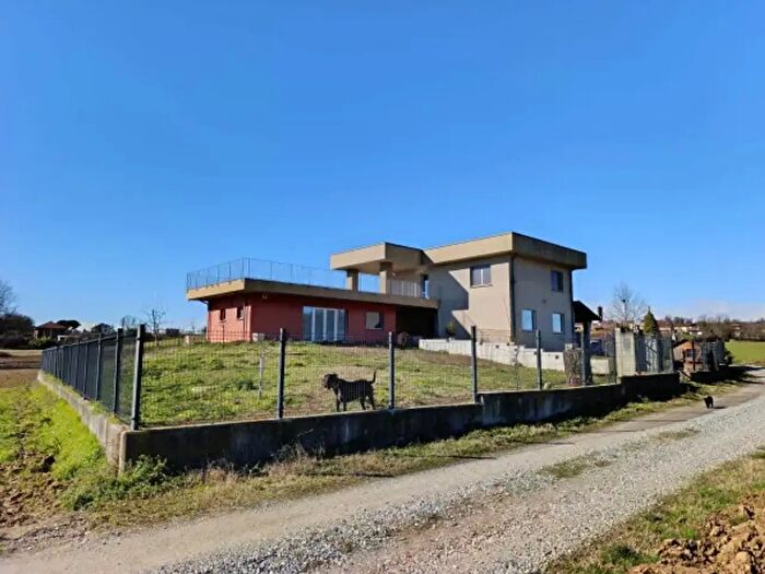 Casa con 6 locali in vendita in Mombello Di Torino