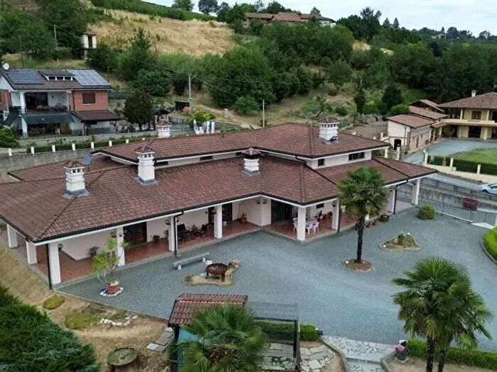 Casa con 15 locali in vendita in Strada Vecchia d'Asti, Nizza Monferrato