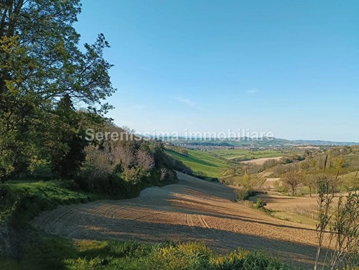 Casa con 8 locali in vendita in Montelabbate