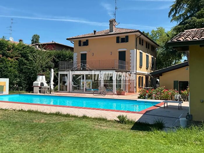 Casa con 6 locali in vendita in Via Palmiro Togliatti, Quattro Castella