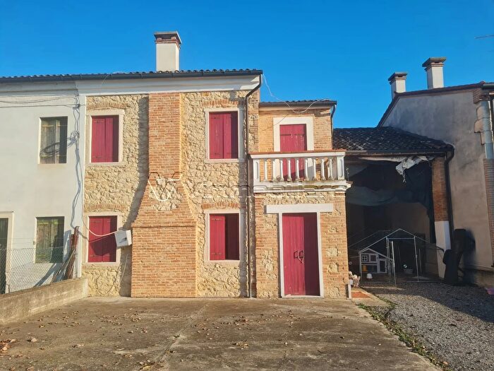 Casa con 8 locali in vendita in Via Pietre, Poiana Maggiore