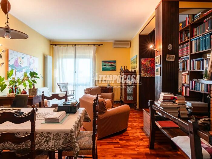 Appartamento con 5 locali in vendita in Via Luigi Bartolini, Macerata