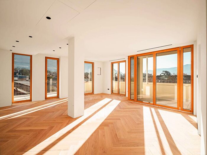 Appartamento trilocale in affitto in Via Cassa di Risparmio, Centro, Merano