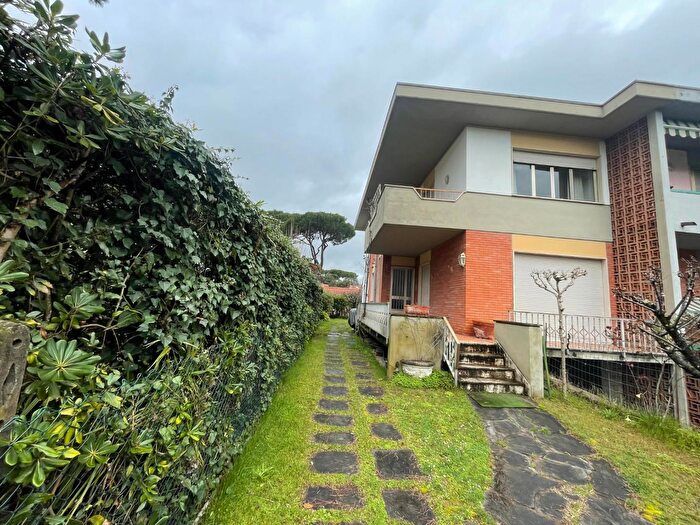 Casa con 10 locali in vendita in Pietrasanta