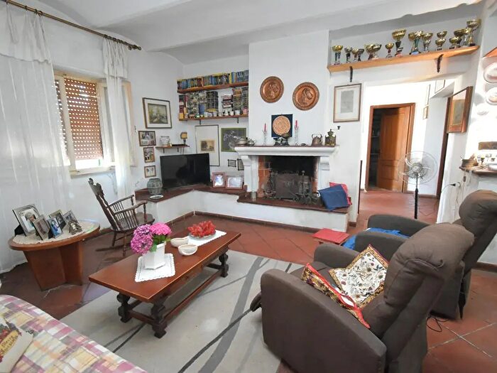 Casa con 8 locali in vendita in Vecchiano