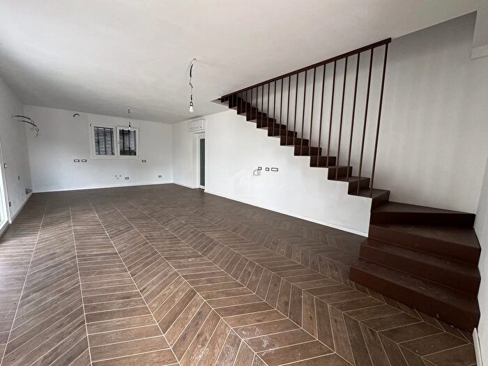 Appartamento con 5 locali in vendita in Suzzara