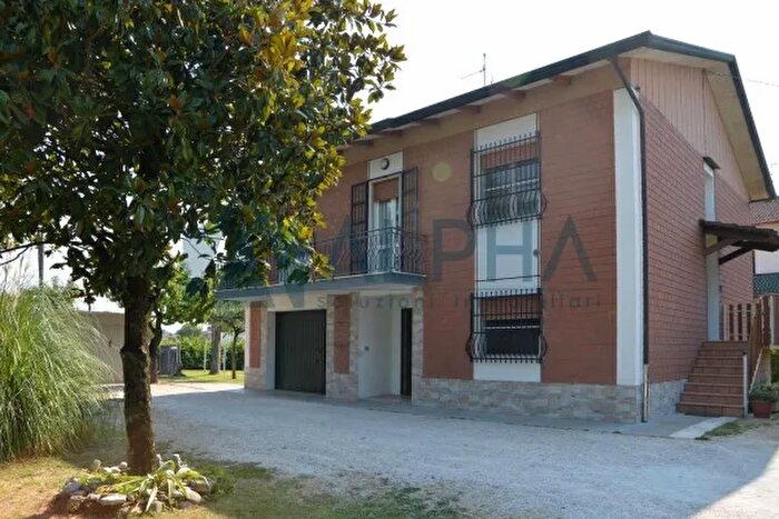 Casa quadrilocale in vendita in Via Civinelli, Cesena