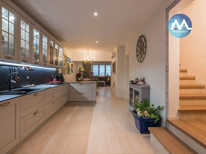 Casa con 5 locali in vendita in Via Flacco, Pesaro