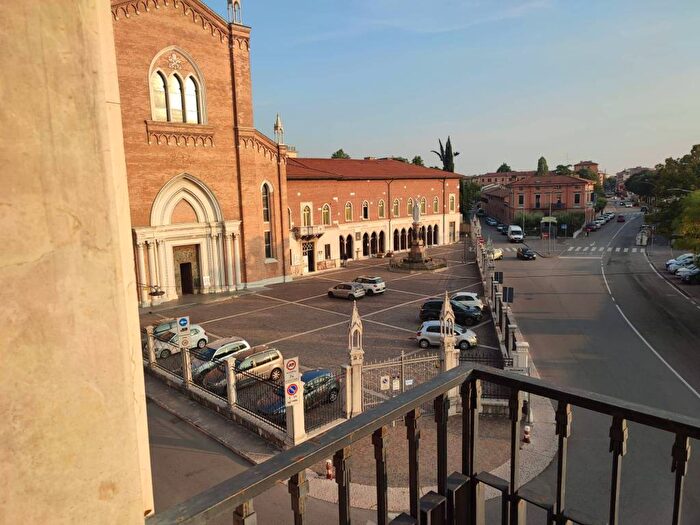 Appartamento quadrilocale in affitto in Via Santa Teresa, Borgo Roma, Verona