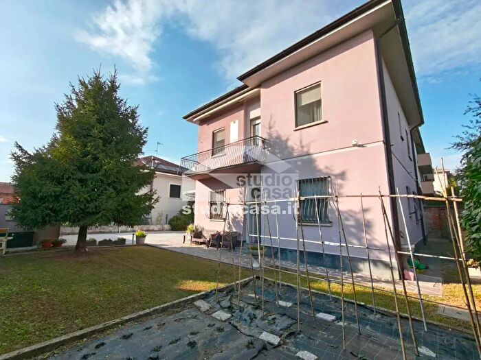 Casa con 6 locali in vendita in Via Montello, Crema