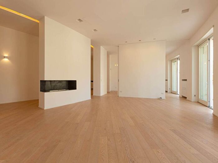 Appartamento con 6 locali in affitto in Via Archimede, Euclide, Roma