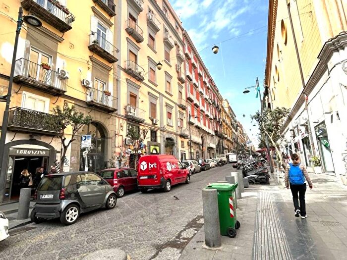 Appartamento trilocale in affitto in Via San Biagio dei Librai, Centro Storico, Napoli