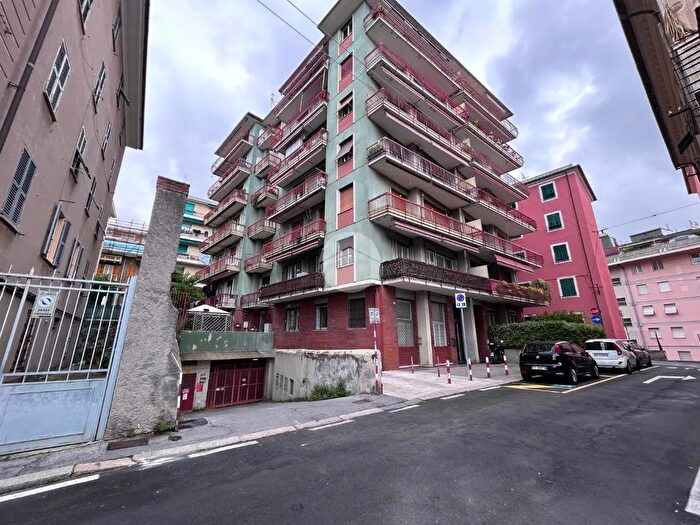 Appartamento quadrilocale in vendita in Via Ettore Cadenaccio, Genova